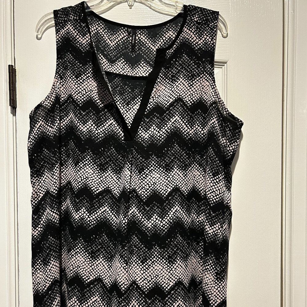 Maurices Black/White Sleeveless Top Size Large